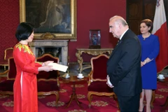 Đại sứ Nguyễn Thị Bích Huệ trình Thư ủy nhiệm lên Tổng thống Malta George Vella. (Nguồn: Phủ Tổng thống Malta)