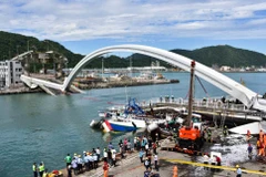 Hiện trường vụ sập cầu. (Nguồn: Independent)