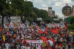 Người dân tham gia tuần hành ủng hộ Tổng thống Venezuela Nicolas Maduro tại Caracas ngày 12/9/2019. (Nguồn: AFP/TTXVN)