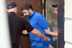 Phóng viên Kyrylo Vyshynsky (áo xanh). (Nguồn: KyivPost)