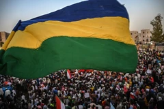 Hàng nghìn người biểu tình tập trung bên ngoài tổng hành dinh quân đội ở thủ đô Khartoum, phản đối Hội đồng quân sự chuyển tiếp điều hành đất nước, ngày 18/4/2019. (Nguồn: AFP/TTXVN)