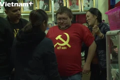 Khách du lịch mua đồ lưu niệm. (Nguồn: Vietnam+)