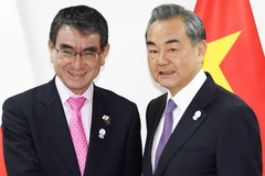 Ngoại trưởng Nhật Bản Taro Kono (trái) và người đồng cấp Trung Quốc Vương Nghị. (Nguồn: Kyodo English)