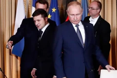 Tổng thống Nga Vladimir Putin và người đồng cấp Ukraine Volodymyr Zelensky đã có cuộc trao đổi nhanh tại Paris. (Nguồn: CNBC)