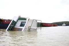 Tàu VIETSUN INTEGRITY nằm lật ngang giữa sông Lòng Tàu. (Ảnh: Tiến Lực/TTXVN)