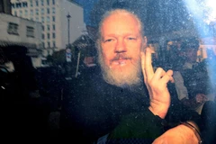 Nhà sáng lập trang Wikileaks Julian Assange bị áp giải tới tòa án Westminster ở London, Anh ngày 11/4/2019. (Nguồn: Sky News/TTXVN)