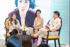 Siêu mẫu Vũ Cẩm Nhung (giữa) và nhà văn Phan Ý Yên (trái) tại buổi ra mắt tự truyện "Bao giờ là đúng lúc." (Nguồn: Vietnam+)