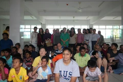 Đoàn đại biểu ALC chụp ảnh lưu niệm cùng trẻ mồ côi và người tàn tật đang được chăm sóc tại trung tâm The Pusat. (Nguồn: TTXVN)