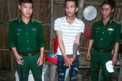 Trong ảnh: Đối tượng Kim Hoàng Thạch bị bắt cùng tang vật. (Ảnh: Trung Hiếu/TTXVN)