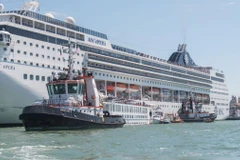 Khoảnh khắc tàu khổng lồ tại Italy đâm vào tàu du lịch nhỏ hơn. (Nguồn: CNN)