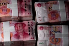 Đồng tiền mệnh giá 100 nhân dân tệ tại Thượng Hải, Trung Quốc. (Ảnh: AFP/TTXVN)