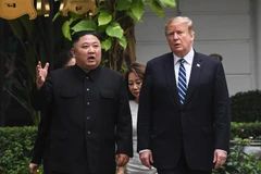 Tổng thống Mỹ Donald Trump (phải) và Chủ tịch Triều Tiên Kim Jong-un tại ngày làm việc thứ hai của Hội nghị thượng đỉnh Mỹ-Triều lần hai ở Hà Nội, ngày 28/2/2019. (Nguồn: AFP/TTXVN)