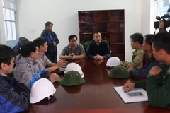 Chủ tịch UBND tỉnh Phú Yên Phạm Đại Dương (áo đen) kiểm tra công tác ứng phó bão số 6 tại huyện Đông Hòa. (Ảnh: Phạm Cường/TTXVN)