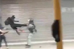 Khoảnh khắc đụng độ giữa hai bên. (Nguồn: Metro)