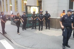 Các lực lượng an ninh Mỹ đang phong tỏa ga tàu điện ngầm. (Nguồn: NYP)