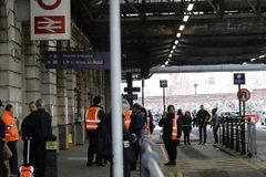 Cảnh sát Anh bao vây hiện trường. (Nguồn: The Guardian Nigeria)