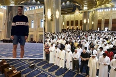 Ngôi sao Suarez của Arsenal ngang nhiên mặc quần đùi vào điện thờ Hồi giáo. (Nguồn: RT)