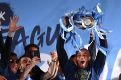Đội trưởng Vincent Kompany nâng cao chiếc cúp vô địch. (Nguồn: Shropshire Star)