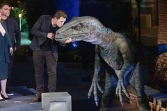 Chris Pratt bên mô hình chú khủng long Blue. (Nguồn: LifeStyle World News)