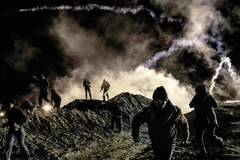 Mỹ sử dụng hơi cay để ngăn làn sóng di cư. (Nguồn: Hawaii Tribune-Herald)