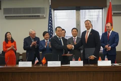 Thứ trưởng Bộ Công Thương Đặng Hoàng An trao đổi Biên bản ghi nhớ Hợp tác (MOU) đối tác hợp tác năng lượng toàn diện với Trợ lý Ngoại trưởng Hoa Kỳ về lĩnh vực năng lượng Francis F. Fannon. (Ảnh: Đặng Huyền/TTXVN)