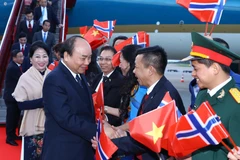 Lễ đón Thủ tướng Nguyễn Xuân Phúc và Phu nhân tại sân bay Gardermoen, Oslo, Vương quốc Na Uy. (Ảnh: Thống Nhất – TTXVN)