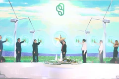 Các đại biểu thực hiện nghi thức chạm nút khởi công dự án. (Ảnh: Thanh Hòa/TTXVN)