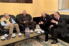 Đại sứ Việt Nam tại Pháp tiếp ba công dân Thụy Sĩ là Olivier Parriaux, Noé Graff và Bernard Bachelard (lần lượt từ trái sang), tham gia vào vụ treo lá cờ của Mặt trận dân tộc giải phóng miền Nam Việt Nam trên chóp tháp nhà thờ Đức Bà vào ngày 18-19/1/1969