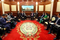 Chủ tịch Ủy ban nhân dân Thành phố Hồ Chí Minh Phan Văn Mãi tiếp ông Takebe Tsutomu, Cố vấn đặc biệt Liên minh nghị sỹ hữu nghị Nhật-Việt. (Ảnh: Thanh Vũ/TTXVN)