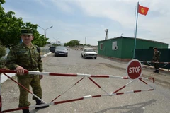 Tình nguyện viên chuyển lương thực viện trợ cho người dân sơ tán tránh xung đột giữa Tajikistan và Kyrgyzstan, ở thị trấn Batken thuộc thủ đô Bishkek (Kyrgyzstan), ngày 17/9/2022. (Ảnh: AFP/TTXVN)