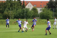 Pha tranh bóng giữa các cầu thủ đội FC Berlin (áo trắng) và đội FC Miền Trung. (Ảnh: Vietnam+)