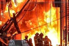 Lính cứu hỏa nỗ lực dập tắt đám cháy tại nhà máy tái chế ở Daegu, 237km về phía Nam thủ đô Seoul, ngày 15/6/2023. (Nguồn: The Korea Times)