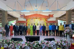 Các đại biểu chụp ảnh lưu niệm tại Lễ Kỷ niệm 10 năm thiết lập Quan hệ Đối tác Chiến lược Việt Nam-Thái Lan tại Nakhon Phanom. (Ảnh: TTXVN phát)