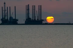 Giàn khoan dầu ngoài khơi South Belridge ở Port Fourchon, Louisiana (Mỹ). (Ảnh: AFP/TTXVN)
