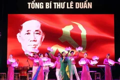 Chương trình Nghệ thuật tưởng nhớ Tổng Bí thư Lê Duẩn. (Ảnh: Thống Nhất/TTXVN)
