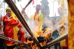 Phần thổi cơm luôn là tâm điểm của cuộc thi, thu hút được đông đảo nhân dân xem và cổ vũ cho hai đội. (Ảnh: Trung Kiên/TTXVN)