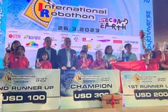 Bộ trưởng Bộ Khoa học Công nghệ và Đổi mới Malaysia Chang Lih Kang chụp ảnh kỷ niệm cùng đội tuyển Việt Nam. (Ảnh: Hằng Linh/TTXVN)