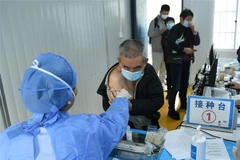 Nhân viên y tế tiêm vaccine ngừa COVID-19 cho người dân tại tỉnh Chiết Giang (Trung Quốc), hồi tháng 12 năm ngoái. (Ảnh: AFP/TTXVN)