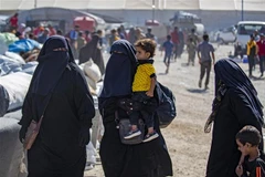 Phụ nữ và trẻ em chuẩn bị rời khỏi trại al-Hol, nơi tạm giữ thân nhân của các đối tượng bị tình nghi là thành viên IS, ở Hasakeh (Syria), ngày 14/8/2022. (Ảnh: AFP/TTXVN)