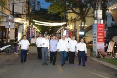 Đại sứ Cuba tại Việt Nam Orlando Nicolas Hernandez Guillen cùng các đại biểu tham quan tuyến phố đi bộ ẩm thực Đảo Ngọc-Ngũ Xã và thưởng thức món ăn đặc sản của Quận Ba Đình. (Ảnh: TTXVN phát)