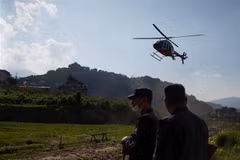 Đầu tháng Năm, một chiếc trực thăng đã bị rơi và đâm vào cây tại huyện Sankhuwasabha, miền Đông Nepal, làm ít nhất một người thiệt mạng và bốn người bị thương. (Ảnh: THX/TTXVN)