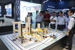 Các đại biểu tham quan Trung tâm Giáo dục Đào tạo Trí tuệ Nhân tạo (Đại học Quốc gia Thành phố Hồ Chí Minh), tháng 9/2022. (Ảnh: Thanh Vũ/TTXVN)