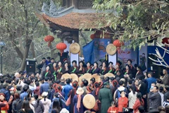 Các liền chị hát dân ca Quan họ tại 12 lán trong ngày hội. (Ảnh: Nhật Anh/TTXVN)