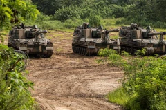 Pháo tự hành K-9 của Hàn Quốc được triển khai tại khu vực liên Triều ở Paju, cách Seoul khoảng 30km về phía Bắc, chuẩn bị cho cuộc tập trận chung Lá chắn Tự do Ulchi giữa quân đội Mỹ và Hàn Quốc, ngày 18/8/2022. (Ảnh: Yonhap/TTXVN)