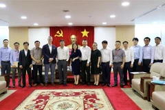 Đoàn lãnh đạo Công ty ST Strategies (Hoa Kỳ) đến tìm hiểu xúc tiến đầu tư khu thương mại tự do tại Bình Dương. (Ảnh: Chí Tưởng/TTXVN)