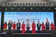 Cắt băng khai mạc Ngày Văn hóa Hàn Quốc tại Lào Cai-Sa Pa 2023. (Ảnh: Hương Thu/TTXVN)