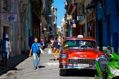 Người dân di chuyển trên đường phố tại La Habana, Cuba. Ảnh: AFP/TTXVN