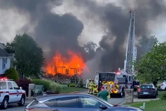 Một đám cháy bùng lên sau vụ nổ làm rung chuyển một khu phố ở Pennsylvania (Mỹ). (Nguồn: CNN/Ảnh chụp màn hình)