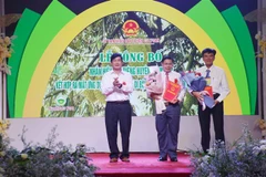 Trao Quyết định, Giấy Chứng nhận Nhãn hiệu Sầu riêng Cư M'Gar. (Ảnh: Hoài Thu/TTXVN)
