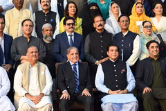 Thủ tướng Pakistan Shahbaz Sharif (thứ hai, trái, hàng đầu) chụp ảnh chung với các nghị sỹ Quốc hội tại Islamabad, ngày 9/8/2023. (Ảnh: AFP/TTXVN)